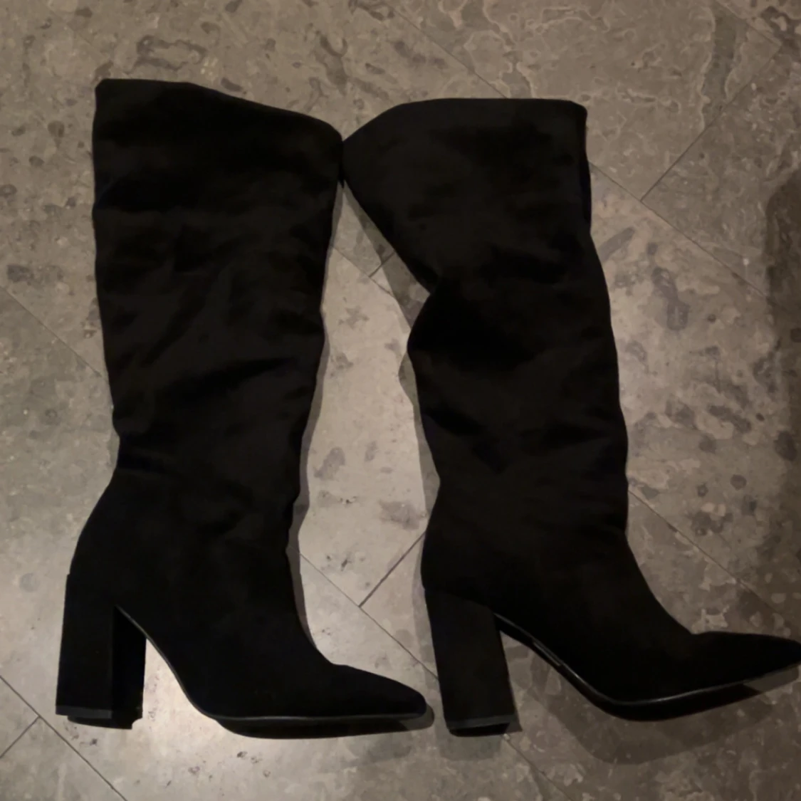 Svarta mocka stövlar med klack