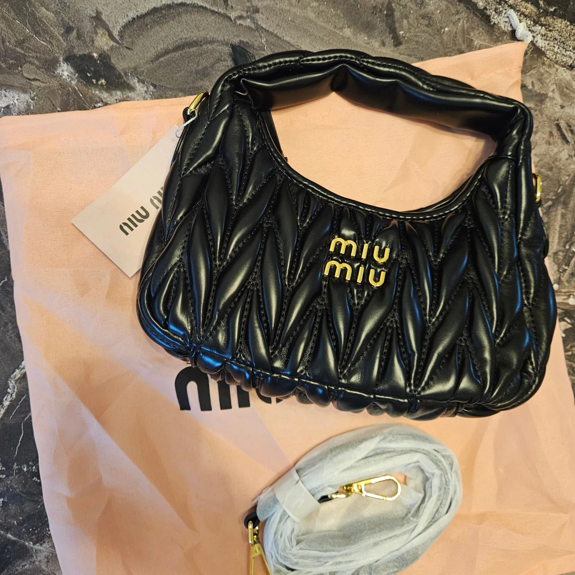 Svart quiltad handväska från Miu Miu