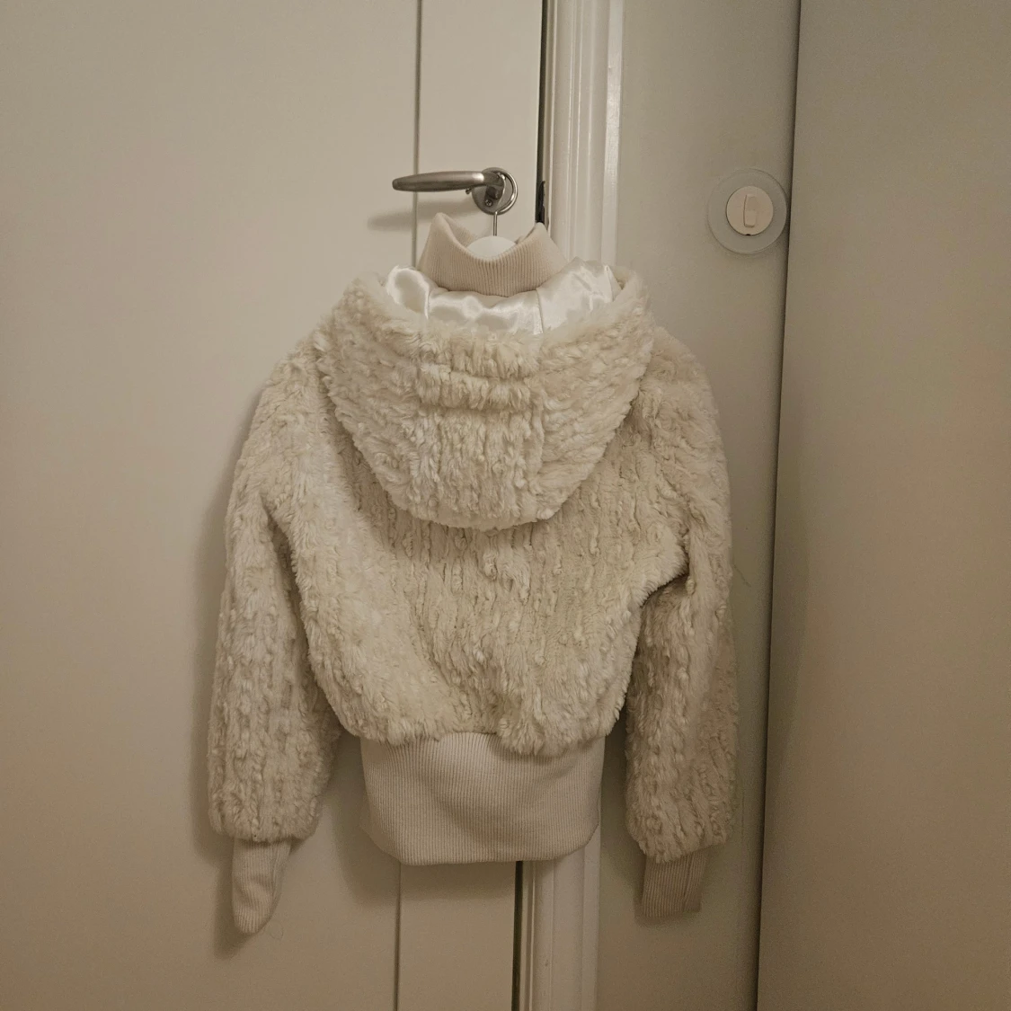 Vit teddyjacka med huva från Kaos - 1