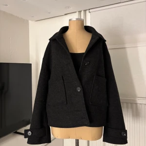 Svart kappa - Stilren svart kappa från 157. Jätte snygg och bra passform för mig som är i storlek S 