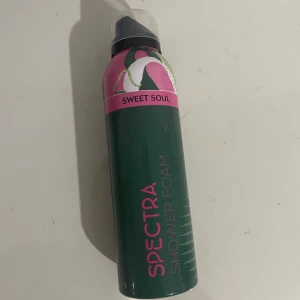 Spectra Shower Foam Sweet Soul - Spectra Shower Foam Sweet Soul i en grön och rosa flaska med svart lock. Duschskum med fräsch och söt doft, perfekt för en lyxig duschupplevelse. Snygg design med rosa detaljer och text.