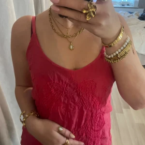 Rosa linne/topp med broderi - Rosa linne/topp med fint broderi mönster fram till 🌸💗Luftigt och bekvämt material 🙌🏼