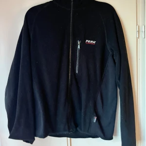 Fleece jacka peak performance  - En gammal fleece jacka från peak performance i deras gamla logga, jackan är perfekt ha när de kallt eller för lager på lager och den är använd i fint skick utan skador.