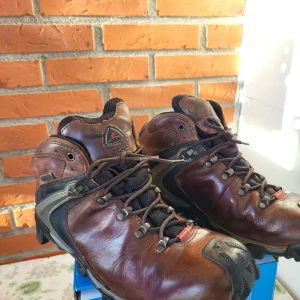 Ecco Receptor Hiking Gore-Tex, brun, EUR 42 - Säljer ett par robusta kängor från Ecco i brun och svart skinn med detaljer i syntet. Skorna har grov, mönstrad sula med röda inslag och snörning framtill. Perfekta för dig som gillar äventyr och outdoor. Insidan är vadderad för extra komfort.