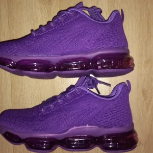 Helt nya lila sneakers stl 42 med superbekväm anti-halk sula och andningsbart material - Helt nya lila sneakers stl 42 med superbekväm anti-halk sula och andningsbart material
