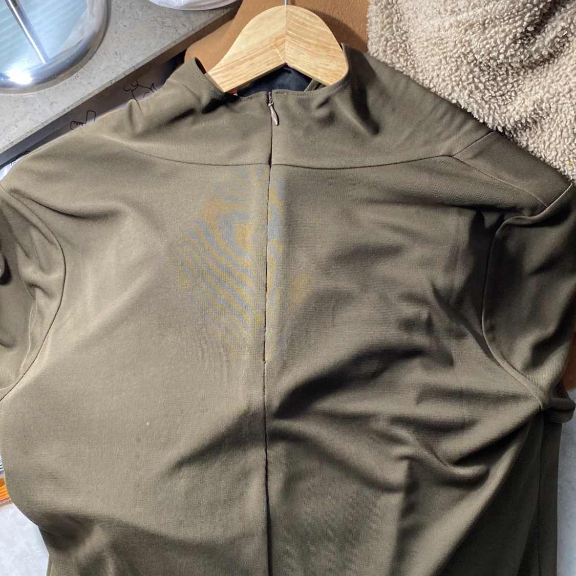 Oliv grön topp med draperad hals - 1