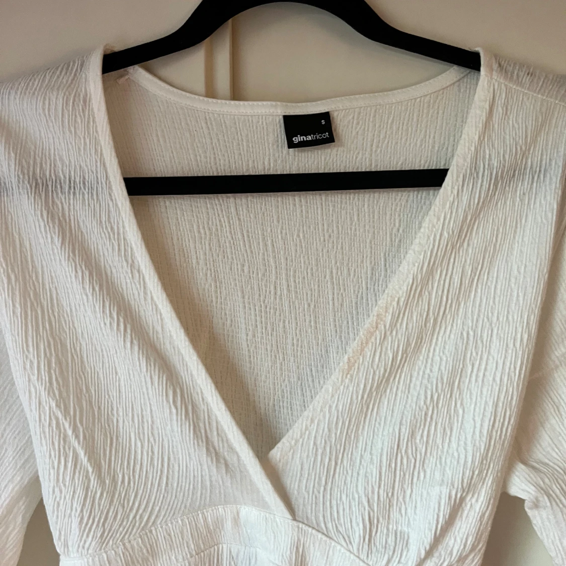 V ringad topp med knyt  - 2