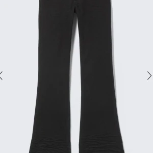 Svarta low waist bootcut byxor från Weekday(cheap monday) - Säljer ett par helt nya svarta bootcut byxor från Weekday i storlek 27/32. Byxorna har en snygg utsvängd passform och är tillverkade i ett stretchigt material som sitter skönt. 