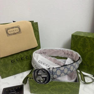 G bälte  - Snyggt bälte är tillverkat i skinn med canvas-överdrag. Perfekt accessoar för att lyfta din outfit.