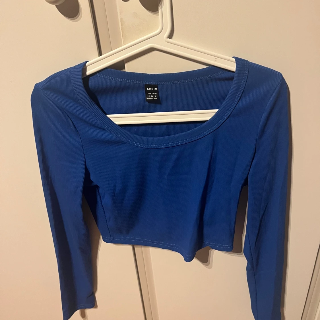 Blå croppad långärmad topp från SHEIN - 1