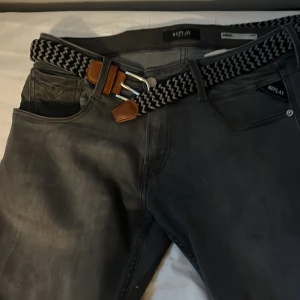 Replay Anbass grå jeans  - Replay Abbas’s köpta i Täby centrum för ca 1299kr väldigt bra skick och inte använt mer än 5ggr. Säljer då de är för korta för mig.
