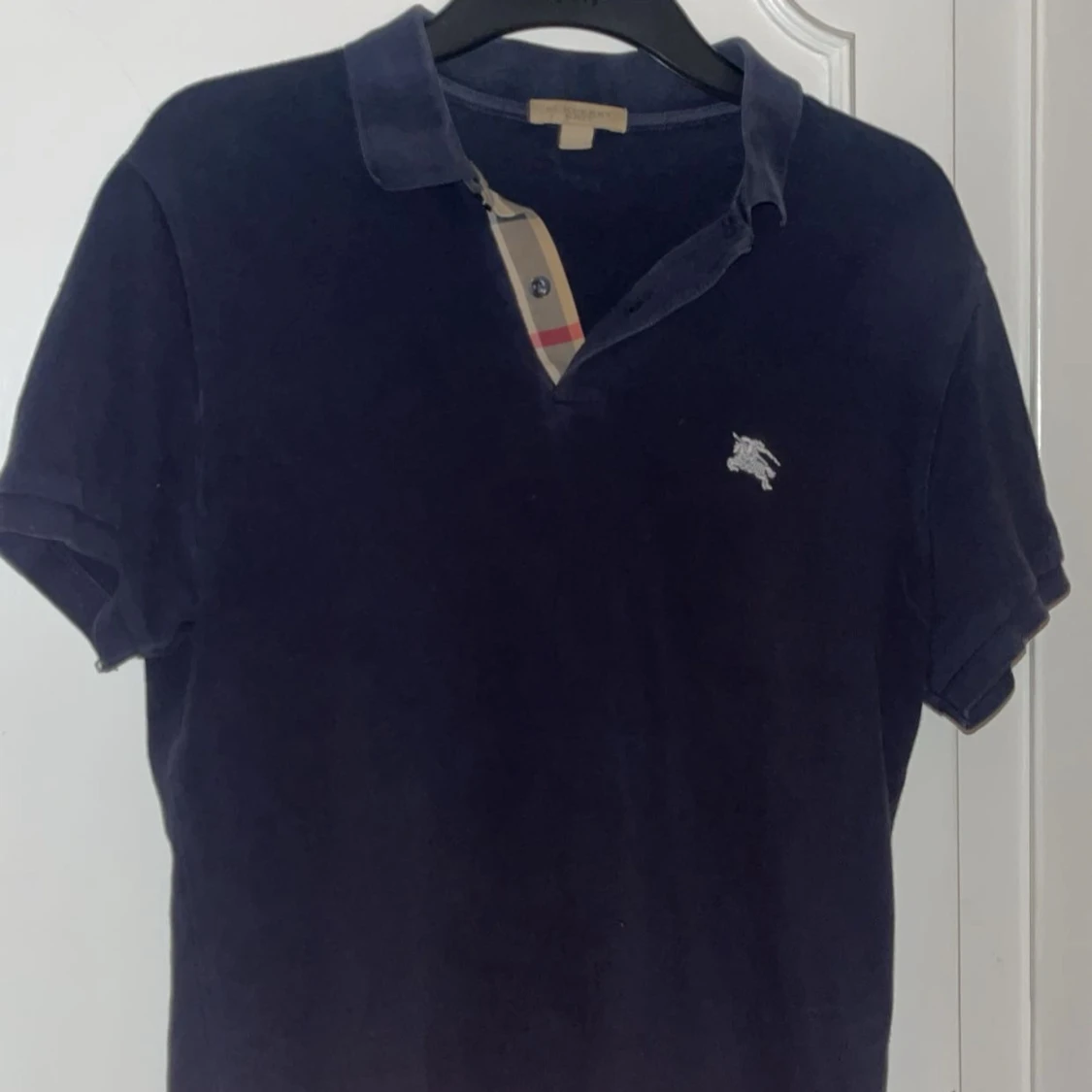 Mörkblå pikétröja från Burberry