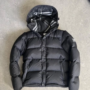 Burberry jacka - Svart burberry jacka med avtagbara armar. Storlek L.  Priset går att pruta. Skriv för fler bilder. 