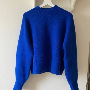 &OtherStories stickad tröja - Säljer en cool blå stickad tröja med lite hög hals och lång ärm. Kan verkligen diskutera pris