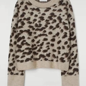 leopard kofta - så snygg och trendig leopard kofta från hm 🐆har ingen lapp där bak men chansar på xs-s noppig men kan tas bort enkelt med en noppbortagare 