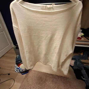 Vit stickad tröja från 157 - Säljer en vit stickad tröja från 157 i storlek S. Tröjan har en loose passform med långärmade ärmar och rund halsringning. Perfekt för dig som gillar enkla och mjuka plagg med chill vibe. Passar till lager-på-lager och är superbekväm. Helt ny aldrig använd gillade inte riktigt modellen. Nypris 150kr