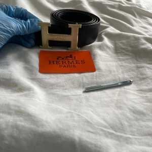 Heermes bälte helt ny - Heermes bälte helt ny och hållgörare ingår  helt ny är de väldigt snygg med fina detaljer följ gjärna våran TikTok Scandinavia_market kort ingår ej 