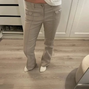 beige hm jeans  - så snygga och trendiga jeans som är uppsydda och aldrig använda 🤍
