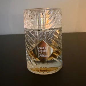 Angel Share splittar/samples/parfymprover - Angel Share Samples 2ML | 75:- 3ML | 110:- 5ML | 175:- 10ML | 340:- 30ML | 950:-