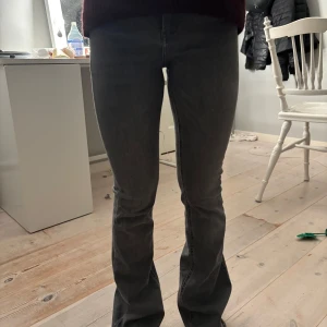Mörkgrå bootcut jeans - Snygga mörkgrå jeans med bootcut passform. Materialet är mjukt och stretchigt denim som sitter bekvämt hela dagen. Perfekt för dig som gillar en snygg och basic look.