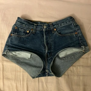 Jeansshorts  - Förra ägaren har sytt om dem för att de ska bli kortare. Säljer eftersom de satt för tajt på mig. 