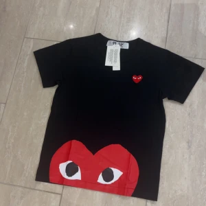 Svart Comme des Garçons Play t-shirt - Tja 👋Säljer en CDG t shirt då den är för liten för mig, Helt ny, 10/10 skick allt är verkligen nytt och fräscht med tags osv. Materialet är mjuk bomull och passformen är normal. Size S ‼️pris kan diskuteras såklart känn dig fri att fråga 🙋ingår original paketering/påse