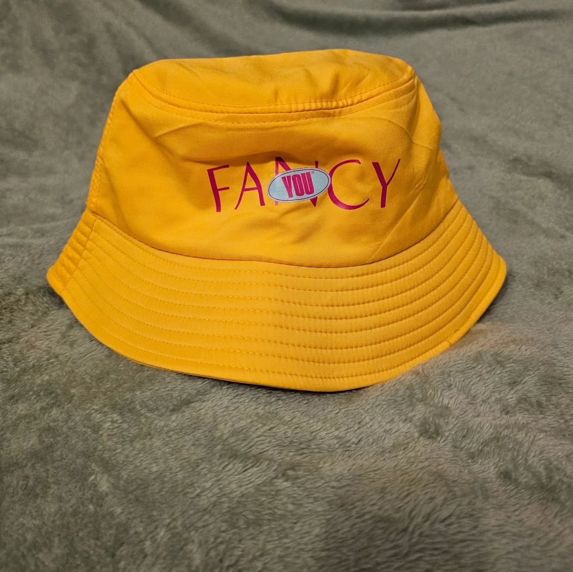 Gul bucket hat med FANCY YOU-tryck - 1