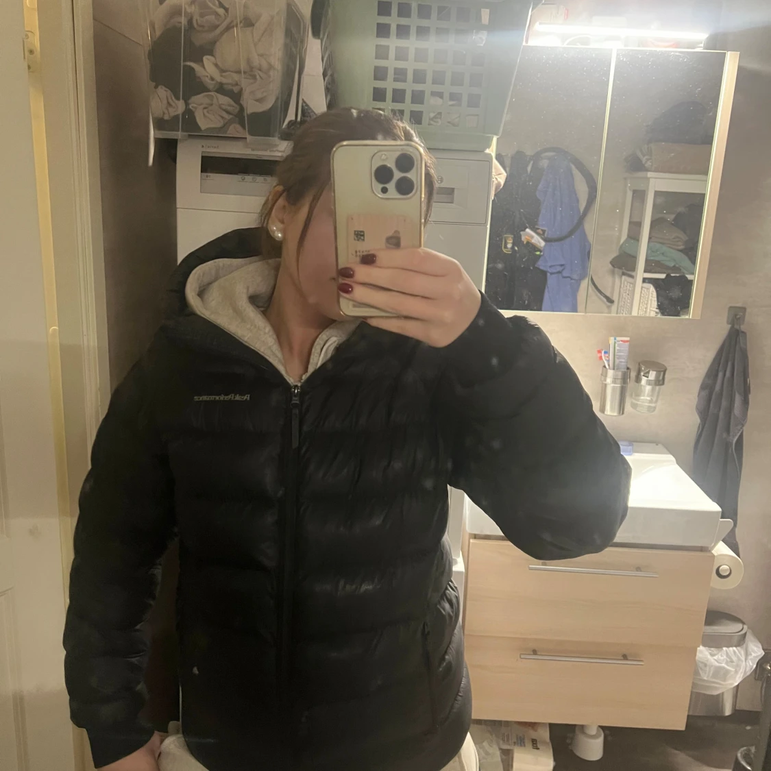 Svart Peak Performance pufferjacka med huva - 2