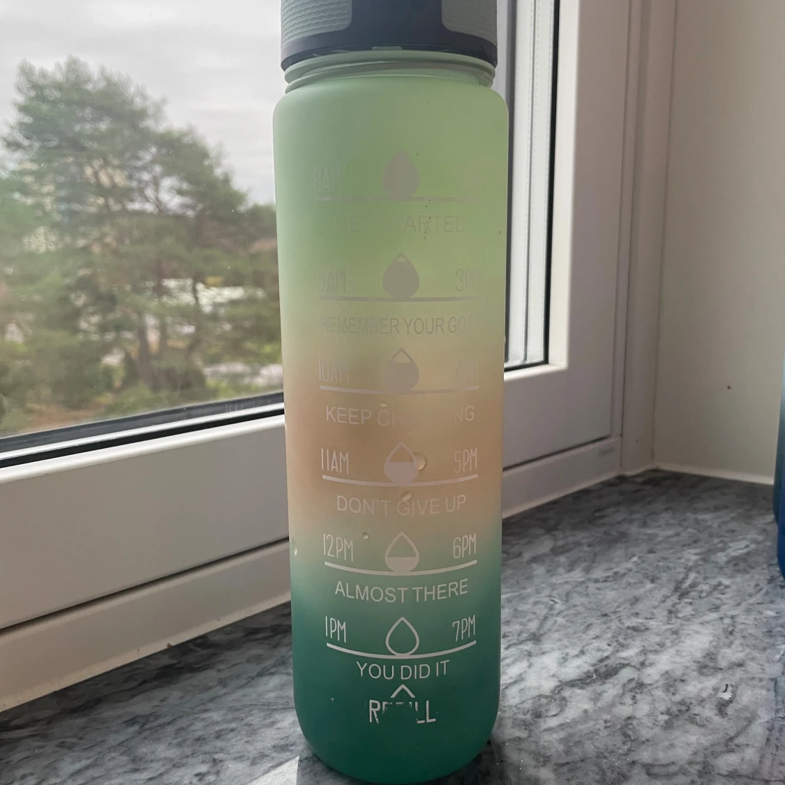 Vattenflaska med tidsmarkeringar