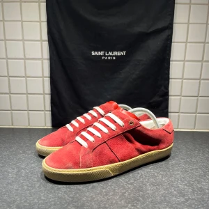 Saint Laurent sneakers  - Tja allihopa Säljer dessa tvär feta Saint Laurent i färgen röd som otroligt snygga nu till vintern! Skorna är i storlek 41 men kan även passa 42 utan den stjocka sulan! Skorna är i mycket bra skick dustbag medföljs. Nypris cirka 6-7000! Jag är altid intresserad av byten om du bor i Stockholm så vid minsta lilla fundering hör av dig till mig!