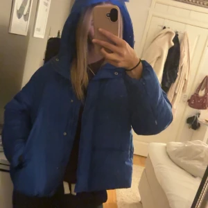 Blå pufferjacka - blå vinterjacka 