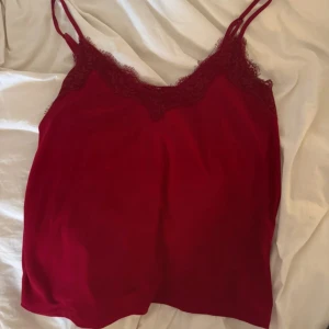 Rött spetslinne  - Rött spetslinne från Hm