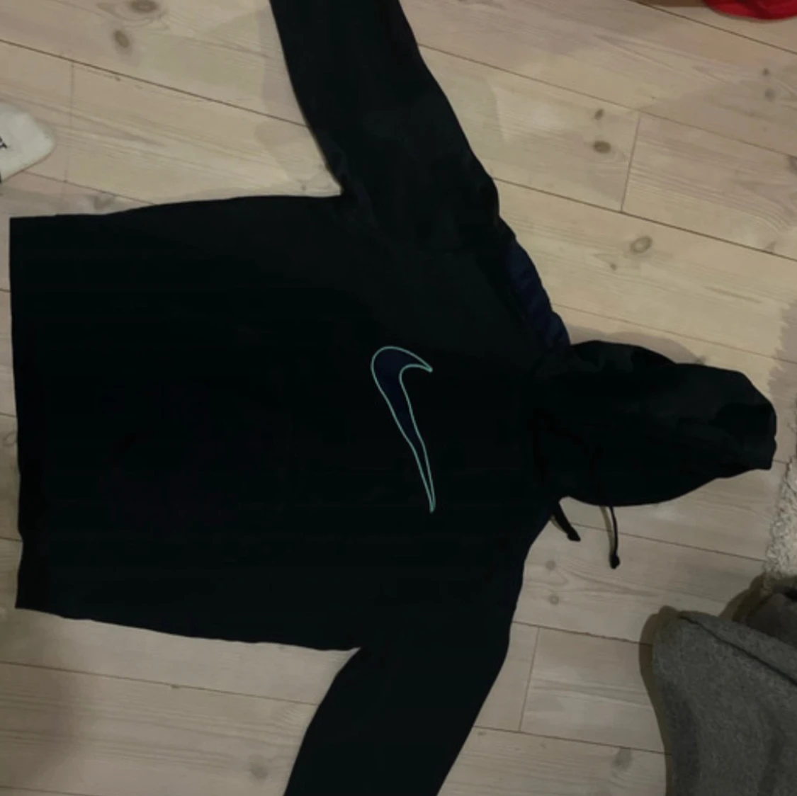 Svart Nike hoodie med turkos Swoosh - 1