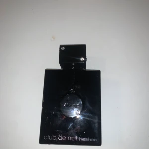Club de nuit intense man - En club de nuit intense man edt parfym. Finns ungefär 85-90ml kvar 
