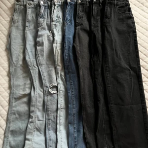 Paket med 8 par jeans - 8 par högmidjade jeans (storlek 34-36) i olika skick, längd & modell (3 bootcut och resten i rak modell)  Passar någon som är lite kortare, alla passar mig på ett ungefär i längd (jag är ca 158cm lång)  Märken som NLY jeans, missguided, NA-KD, even&odd, stradivarius  2 par är från shein (de mörkblå samt de svarta längst till höger från första bilden, de svarta saknar knapp och skickas med gratis)  De 2 par från NLY jeans längst till vänster från första bilden är uppsydda, 1 par kan sprättas upp