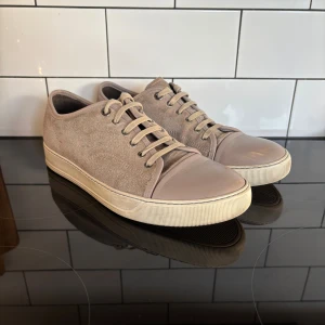 Lanvin sneakers  - Gråa sneakers från Lanvin. Sparsamt använda. Passar 42-43. Hör av er vid frågor!