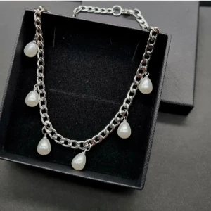 Handgjort halsband  - Material-rostfritt stål, nickel fri.  Längd-40cm 