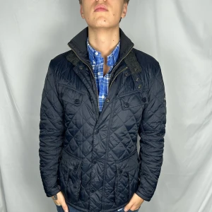 Mörkblå quiltad jacka från Barbour - Storlek: M Skick: 9.5/10 Nypris: 4000+ Modellen är 185cm & 78 kg 