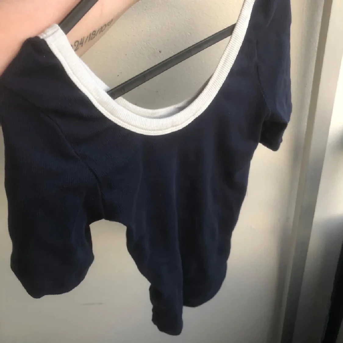 Mörkblå kortärmad topp med vit kant - 1