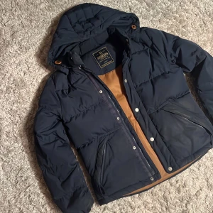 Morris Jacka - Säljer denna riktigt snygga Morris jackan i storlek Medium. Den är i bra skick utan defekter. Passar perfekt nu till vintern. Bara att skriva över frågor och funderingar.