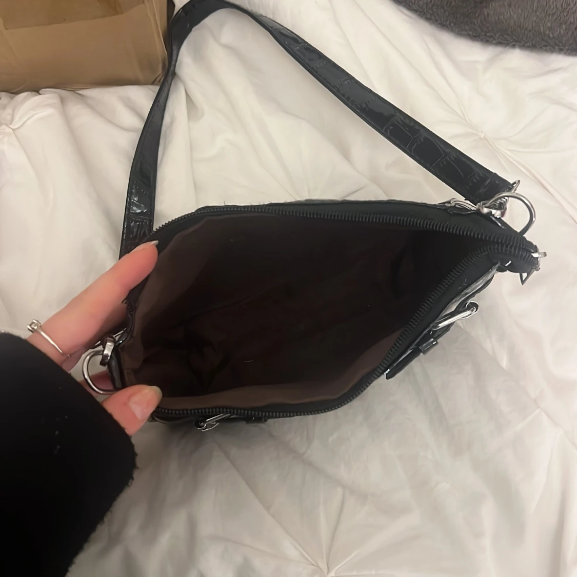 Svart axelväska med hjärtdetalj - 3