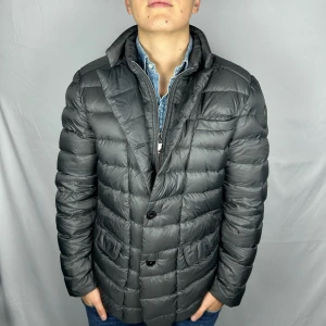 Mörkgrå downblazer med inneväst från Trussardi  - Storlek: 52(L) sitter som en M  Skick: 10/10 Nypris: 4000+ Modellen är 185cm & 78 kg 