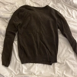 Brun stickad tröja från Riley - Mysig brun stickad tröja från Riley i storlek L men skulle säga att den sitter som storlek S. Tröjan har rund halsringning och långa ärmar, perfekt för lager-på-lager under kyliga dagar. Enkel och stilren design som funkar till det mesta.