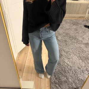 Low waist wide jeans - Säljer dessa jeans som är i nyskick. Säljer pga för små i midjan 