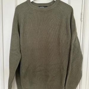 Grön stickad tröja Dressmann - Säljer en olivgrön stickad tröja från Dressmann.   Perfekt för lager-på-lager och chill höst- eller vinterstil.