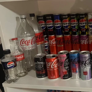 Coca-Cola och Pepsi samling 1995-2025 - Stor bunt med coca cola och pepsi.  perfekta för dig som älskar retrovibbar och samlarprylar. Kommer bubbelplast när det fraktas. Säljer inte styckvis. Allt i ett satt säga. Har också fler burkar dom inte syns i bild som jag kan lägga till om de skulle viljas. Observera att det blir mer kostsamt då.