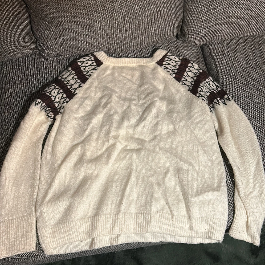 Vit stickad tröja med pärlor och mönster - 1