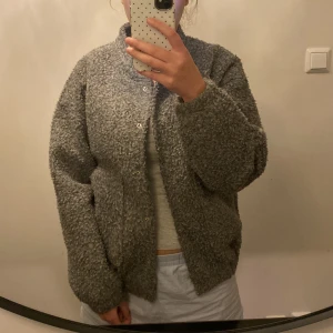 Jacka från Vero Moda  - Super mysig jacka från Vero Moda. Min favvo jacka💐😊passar perfekt till hösten och vintern❄️