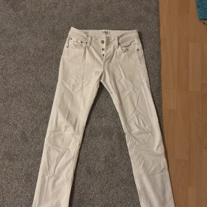 Vita slim jeans från Jack & Jones - Snygga vita jeans från Jack & Jones i slim fit-modell. Byxorna har klassisk femficksdesign, knäppning med knappar och är tillverkade i bomull. Använda en gång, priset är inte hugget i sten!