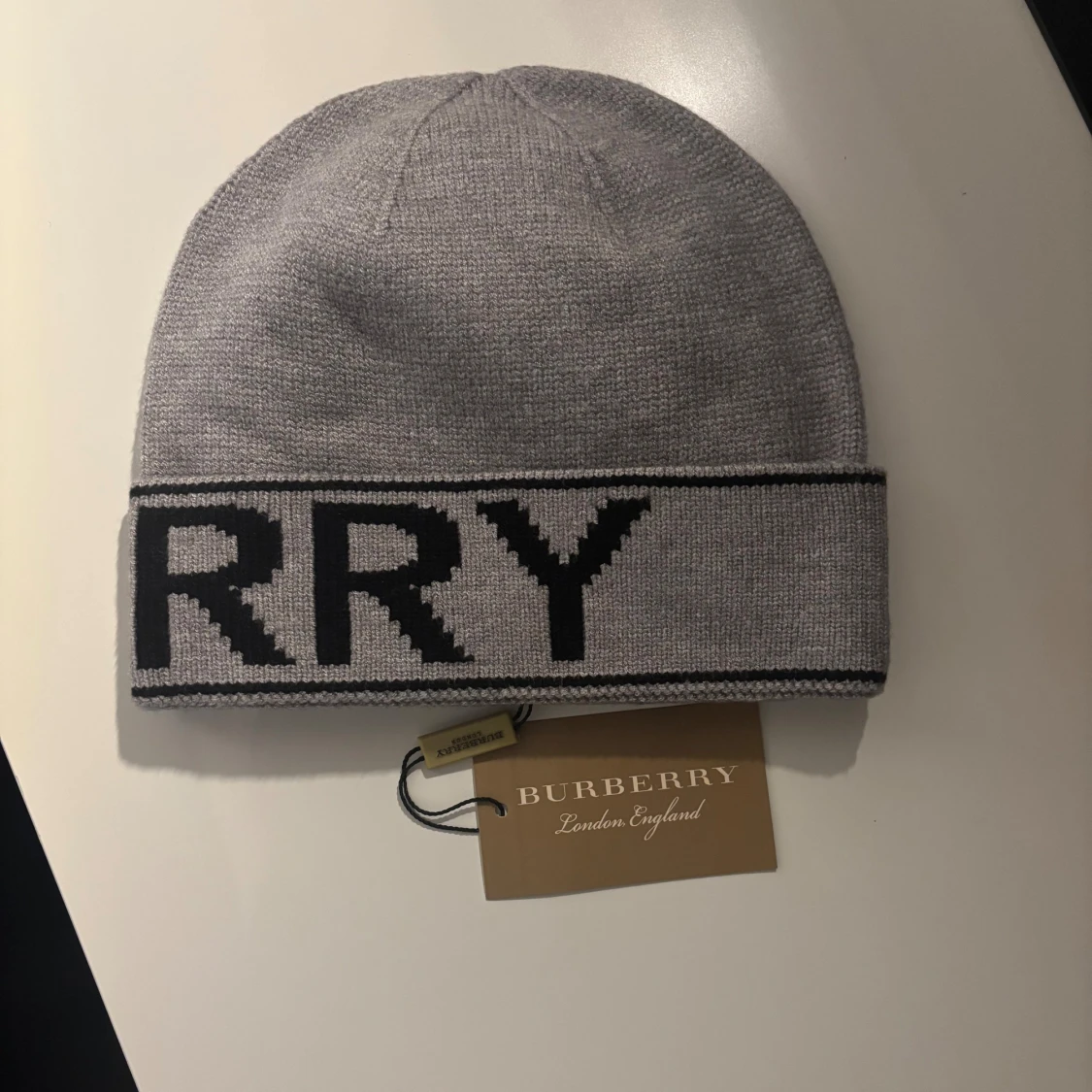 Grå burberry mössa  - 1